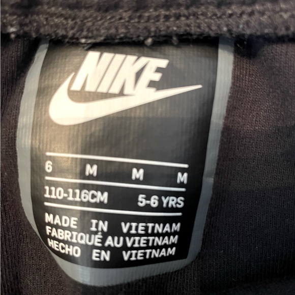 Nike Sportswear Tech Kids Black Fleece Shorts and Nike Logo tee Set Sz 6 Small - Picture 5 of 5